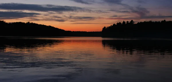 Romantische zonsondergang op lake — Stockfoto