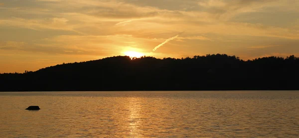 Gele zonsondergang op water — Stockfoto