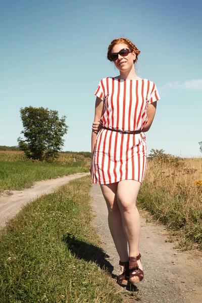 Vrouw in een pad — Stockfoto