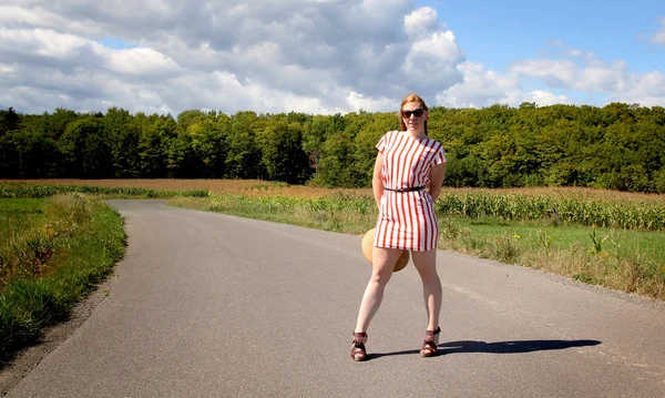 Vrouw in de straat — Stockfoto