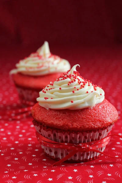 Zwei rote Samt-Cupcake — Stockfoto