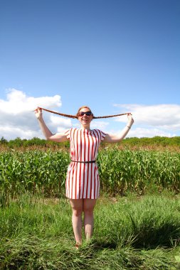 Kızıl saçlı kız örgü ile