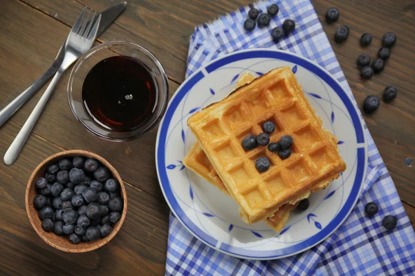 Waffeln und Blaubeeren — Stockfoto