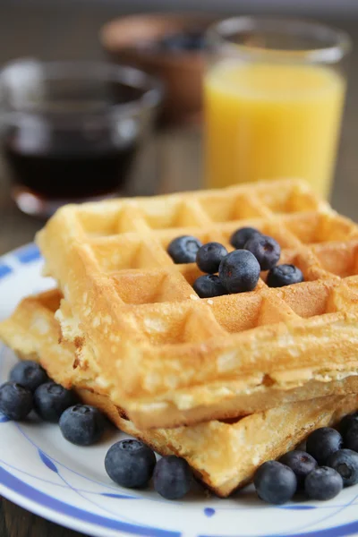 Waffeln und Blaubeeren — Stockfoto