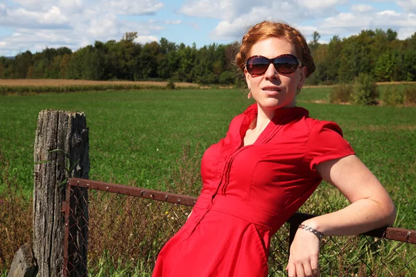 Mujer a lo largo de una valla — Foto de Stock