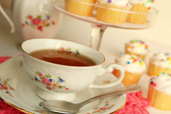 Xícara de chá com cupcakes para chá da tarde — Fotografia de Stock