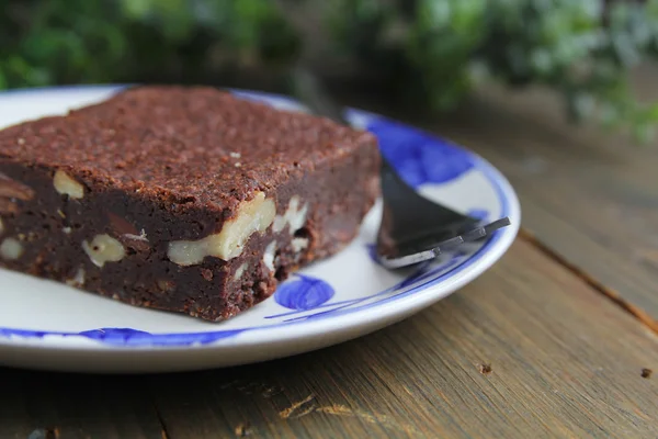 Brownie en un plato azul — Foto de Stock