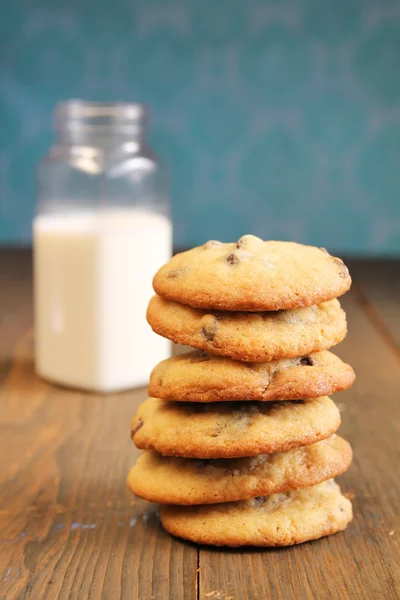 Biscotti e latte — Foto Stock