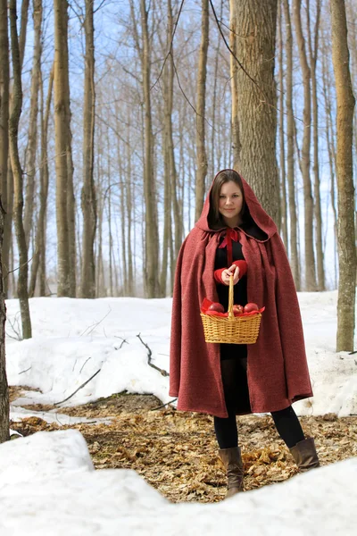 Femme dans la forêt — Photo