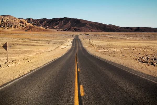 Desertic road to nowhere — Stockfoto
