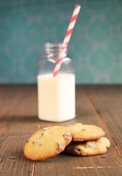 Biscotti e bottiglia di latte — Foto Stock