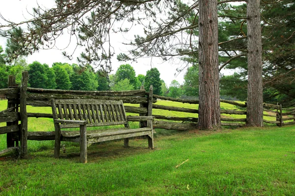 Houten bank — Stockfoto