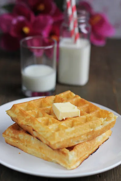 Waffles with milk — Stock Photo, Image
