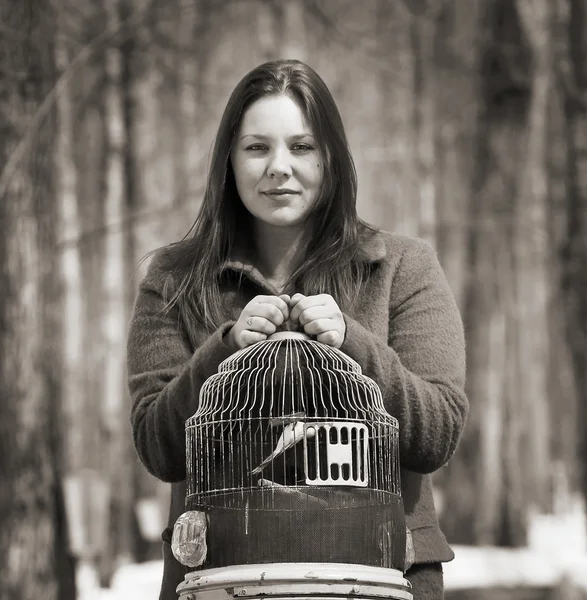 Femme tenant une cage — Photo