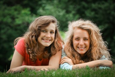 bir çim yalan gençler