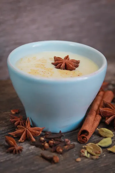 Té Chai en una taza azul — Foto de Stock