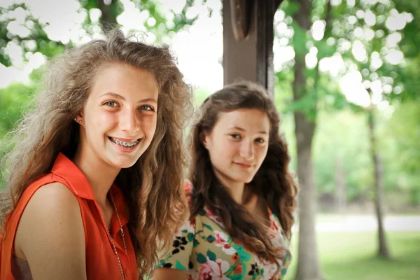 Adolescentes sonrientes — Foto de Stock