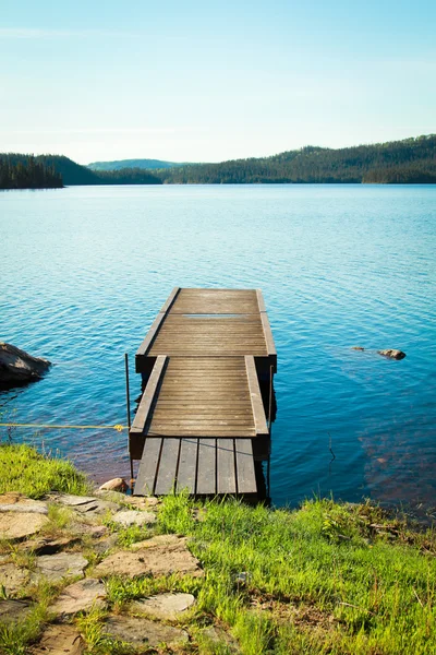 Набережная на спокойном озере — стоковое фото