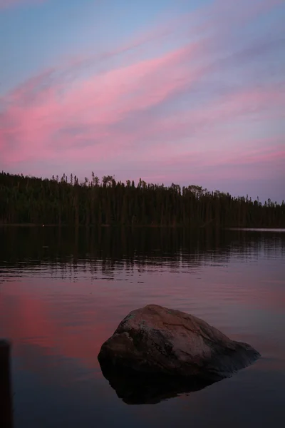Solnedgång på en sjö — Stockfoto