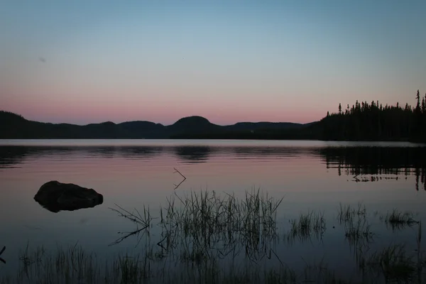 Coucher de soleil sur un lac calme — Photo