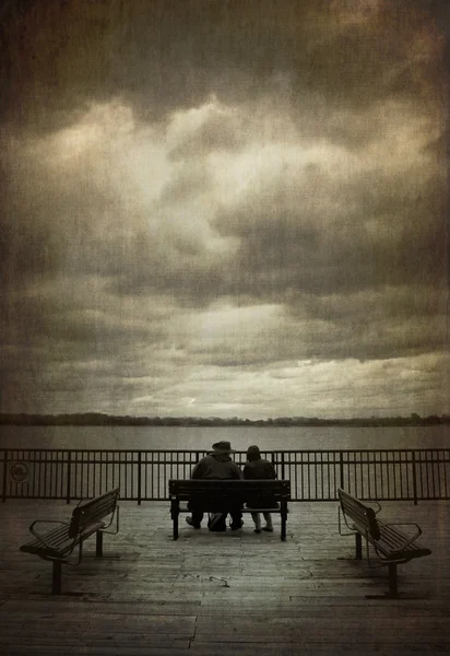 Des amis s'assoient sur un banc — Photo