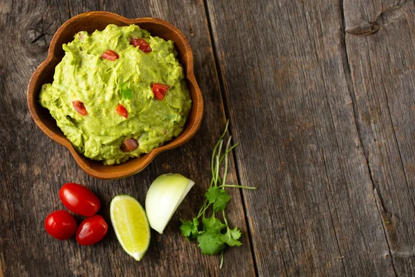 Top View Bowl Traditional Mexican Guacamole Lime Tomatoes Onion Cilantro — Stok fotoğraf