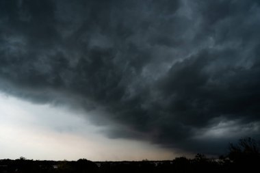  Arka planda kara fırtına bulutları, fırtına öncesi kara bulutlar..