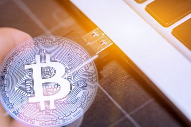 Bilgisayara takılı Hardware Cüzdanı takılıyor.