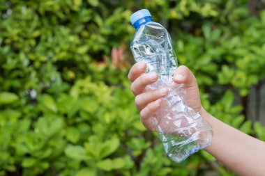 Plastik şişeler geri dönüşümü bekliyor..
