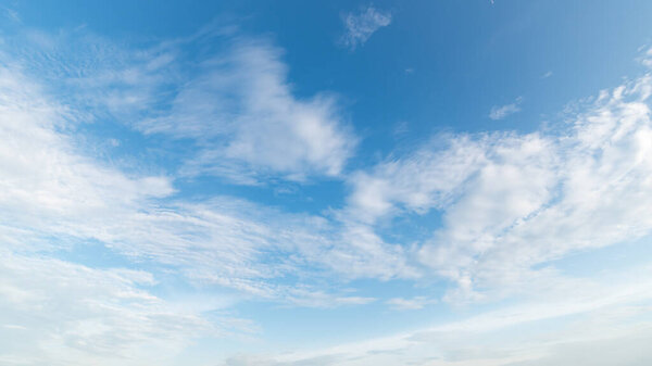 Панорамный вид на чистое голубое небо и облака, облака на заднем плане.
