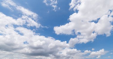 Açık mavi gökyüzü ve bulutların panoramik görüntüsü, arka planda bulutlar.