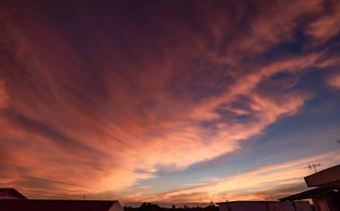 Gün batımının panoramik görüntüsü altın ve mavi gökyüzü doğa arka planı.