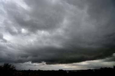 Arka planda kara fırtına bulutları, fırtına öncesi kara bulutlar..