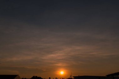 Gün batımının panoramik görüntüsü altın ve mavi gökyüzü doğa arka planı.