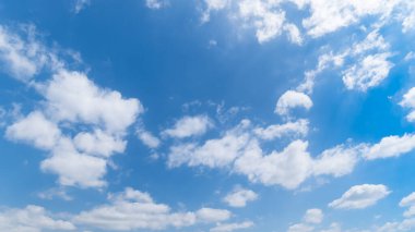 Açık mavi gökyüzü ve bulutların panoramik görüntüsü, arka planda bulutlar.