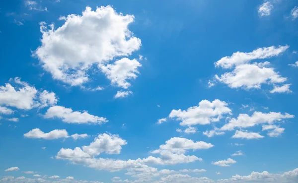 ของท องฟ ดเจนและเมฆเมฆท นหล — ภาพถ่ายสต็อก