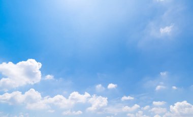 Açık mavi gökyüzü ve bulutların panoramik görüntüsü, arka planda bulutlar.