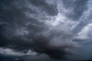 Arka planda kara fırtına bulutları, fırtına öncesi kara bulutlar..