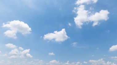 Açık mavi gökyüzü ve bulutların panoramik görüntüsü, arka planda bulutlar.