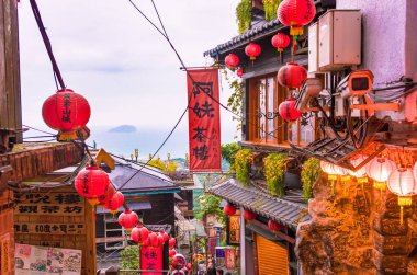 Gezgin turist akıllı telefonu tutarken Jiufen Kültür Köyü Taipei, Tayvan 'ın fotoğrafını çekiyor.)
