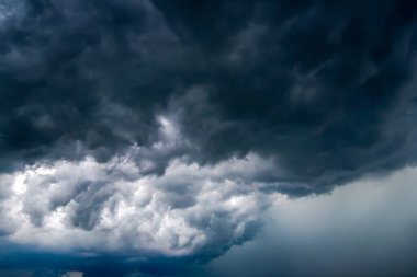 Arka planda kara fırtına bulutları, fırtına öncesi kara bulutlar..