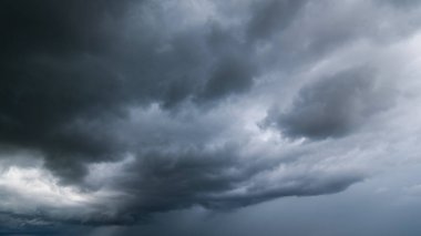  Arka planda kara fırtına bulutları, fırtına öncesi kara bulutlar..