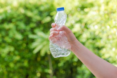 Bitki saksıları için geri dönüştürülmüş plastik şişeler.