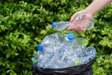 Bitki saksıları için geri dönüştürülmüş plastik şişeler.