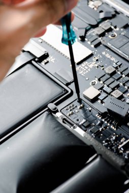 Elektronik devre kartlarını tamir eden teknisyenlerin kapatılması, onarım, güncelleme ve teknoloji.