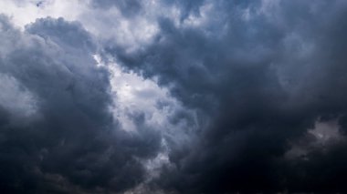 Arka planda kara fırtına bulutları, fırtına öncesi kara bulutlar..