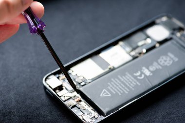 Elektronik devre kartlarını tamir eden teknisyenlerin kapatılması, onarım, güncelleme ve teknoloji.