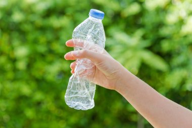 Bitki saksıları için geri dönüştürülmüş plastik şişeler.