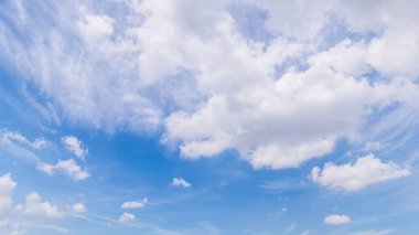 Açık mavi gökyüzü ve bulutların panoramik görüntüsü, arka planda bulutlar.