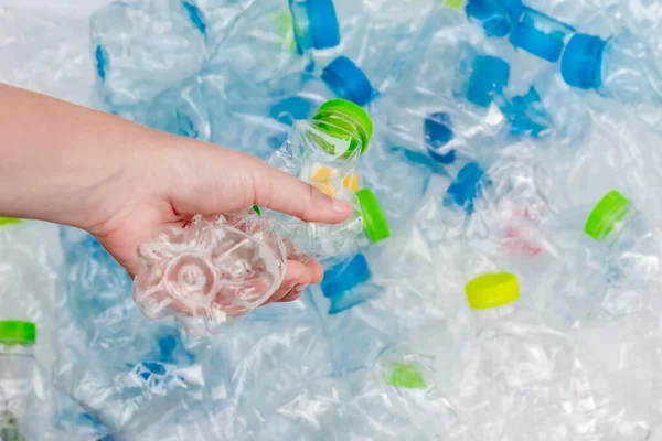 Botellas Plástico Bolsas Basura Negras Esperando Ser Llevadas Para Reciclar — Foto de Stock